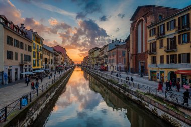 Gün batımında, Naviglio Grande kanal, Milano, İtalya.