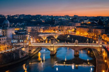 Castel Sant'Angelo, Rome, İtalya'dan gece Tiber Nehri'nin görünümünü