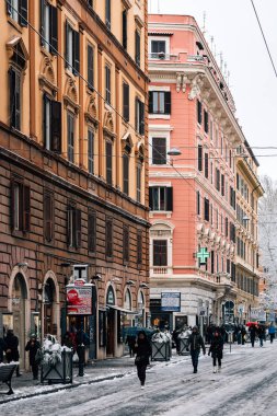 Karla kaplı yolda Prati, Roma, İtalya
