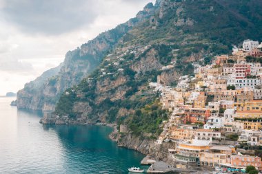 Positano ve Amalfi kıyısında, Campania, İtalya Tiren Denizi üzerinden görünüm