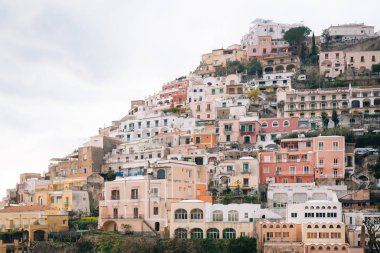 Positano, yamaca binaların görünümü Amalfi Coast Campania, İtalya