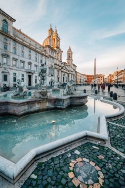 Fontana del Moro ve Sant'Agnese Piazza Navona, Roma, İtalya, Agone içinde.