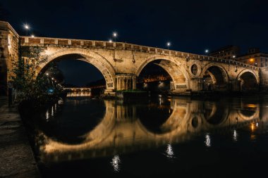 Ponte Sisto gece, Roma, İtalya.