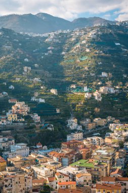 Minori, tepelerde görünümünü Amalfi Coast Campania, İtalya