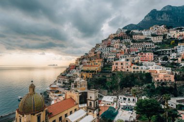 Positano, görünümde Amalfi kıyısında, Campania, İtalya