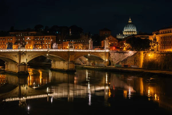 Rome イタリアの夜では ポンテ ヴィットリオ エマヌエーレ ピエトロ大聖堂 — ストック写真