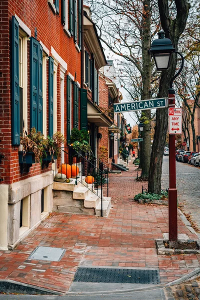 デランシー ストリート アメリカのストリートの長屋はサインイン ソサエティ フィラデルフィア ペンシルベニア州 — ストック写真