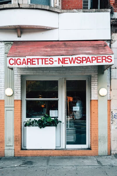 Firma Cigarrillos Periódicos Lower East Side Manhattan Nueva York — Foto de Stock