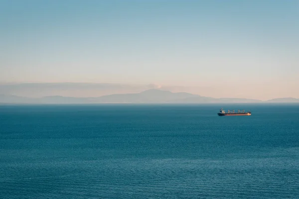 从意大利阿马尔菲海岸的维耶特里苏勒马雷号上看到的萨勒诺湾的一艘船 — 图库照片