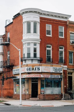 Charles Köyü, Baltimore, Maryland içki dükkanında.