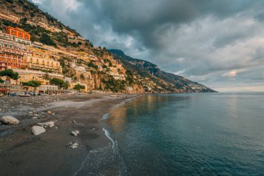 Kıyıda Positano'daki Amalfi kıyısında, Campania, İtalya