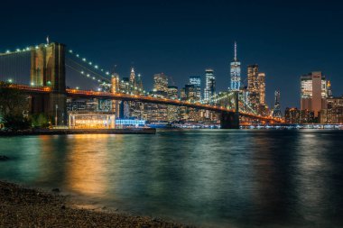 Gece, Dumbo, Brooklyn, New York City, Brooklyn Köprüsü ve Manhattan skyline