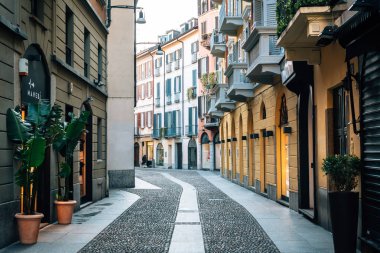 Renkli bir Arnavut kaldırımlı Brera, Milan, İtalya, sokak.