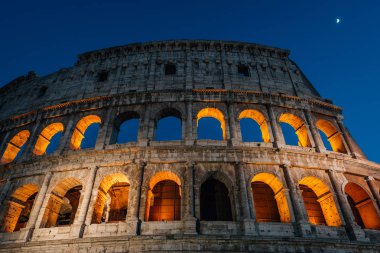 Kolezyum ve Roma, İtalya, gece ay.