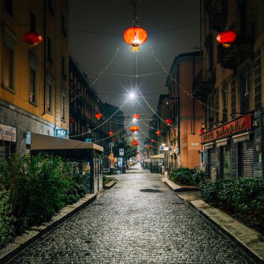 Bir kaldırım taşı döşeli cadde ve Çince fenerler mahallesinde, Milan, İtalya.