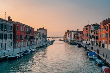 Cannaregio Canal adlı günbatımı Ponte dei Tre Archi, Venedik, İtalya