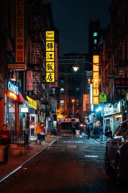 Çin mahallesinde, Manhattan, New York City gece renkli işaretleri ile bir sokak