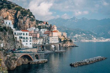Atrani, görünümünü Amalfi kıyısında, Campania, İtalya