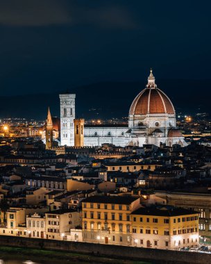 Piazzale Michelangelo Floransa, İtalya'dan bir gece görünümü.