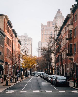 Sonbahar renk ve tuğla townhomes Philadelphia, Pennsylvania Spruce Caddesi boyunca.