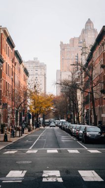 Sonbahar renk ve tuğla townhomes Philadelphia, Pennsylvania Spruce Caddesi boyunca.