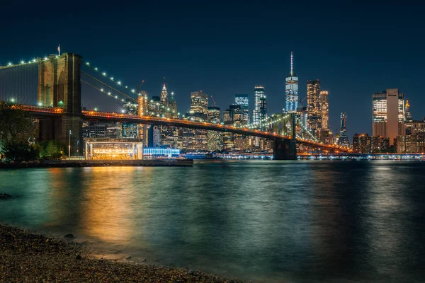 Die Brooklyn Bridge Und Die Manhattan Skyline Bei Nacht Von — Stockfoto