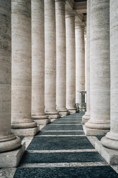 Sütunlar, Piazza San Pietro, Vatikan, Roma, İtalya.