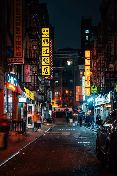 Uma Rua Com Sinais Coloridos Noite Chinatown Manhattan Nova York — Fotografia de Stock
