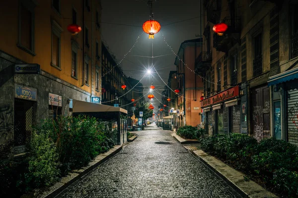 Uma Rua Paralelepípedos Lanternas Chinesas Chinatown Milão Itália — Fotografia de Stock
