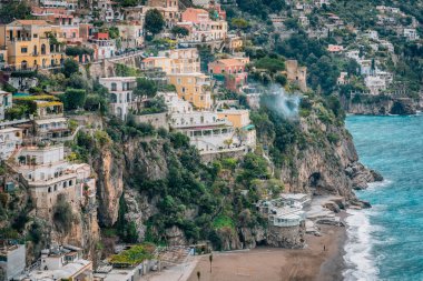Positano, Amalfi Coast, İtalya yamaca binaların bir görünüm.