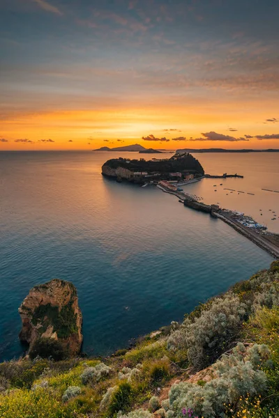 Uma Vista Ilha Nisida Pôr Sol Parco Virgiliano Posillipo Nápoles — Fotografia de Stock