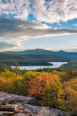 Sonbahar renk ve görüş-in Kuzey-Güney gölden günbatımı Rock, Catskill Dağları, New York