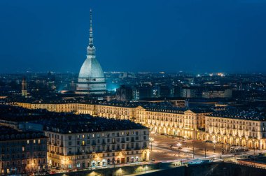 Mole Antonelliana Monte dei Cappuccini, Torino, İtalya'dan bir gece görünümü.