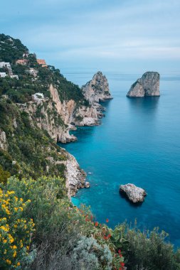 Giardini di Augusto Capri, İtalya den kayalık kıyılarının görüntülemek