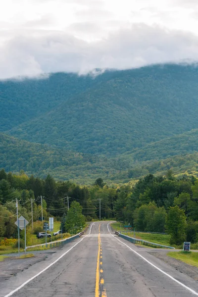 直線道路 ニューヨークのキャッツキル山地の山 — ストック写真