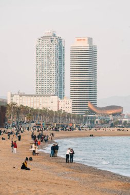 Plajda La Barceloneta ve gökdelenler, Barcelona, İspanya