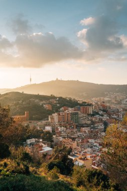 Gün batımı görünümü dağlardan sığınaklar del Carmel, Barcelona, İspanya