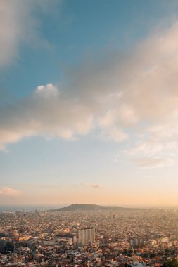 Cityscape günbatımı görünümünden sığınaklar Del Carmel, Barcelona, İspanya