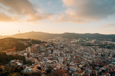 Gün batımı görünümünden sığınaklar del Carmel (Colina de la Rovira), Barcelona, İspanya