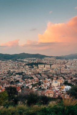 Gün batımı görünümünden sığınaklar del Carmel (Colina de la Rovira), Barcelona, İspanya
