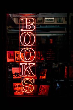 Kitap mağaza neon tabela gece, West Village, Manhattan, New York City