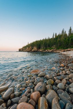 Gün batımında, Boulder Beach'te Acadia Milli Parkı, Maine