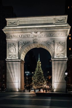 Noel ağacı ve arch Washington Square Park, Manhattan, New York City