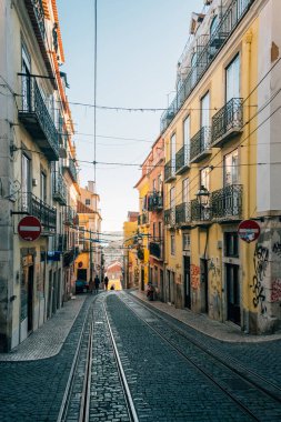 Renkli bir sokak Bairro Alto, Lisbon, Portekiz