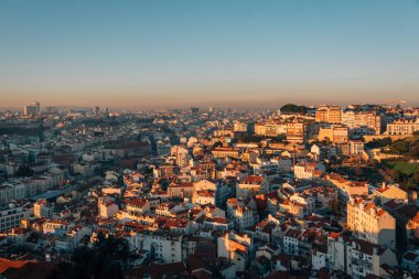 Günbatımı görünümde Rossio, Castelo de Sao Jorge, Lizbon, Portekiz