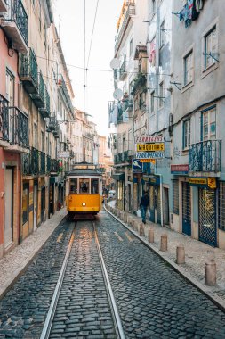 Rua Cavaleiros 'ta sarı bir tramvay, Alfama, Lizbon, Portekiz