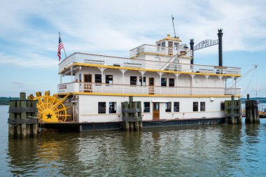 Kiraz çiçeği Riverboat Potomac Nehri'nde, Alexandria, Virginia