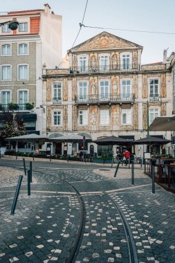 Tramvay parça ve binalarda Baixa, Lisbon, Portekiz