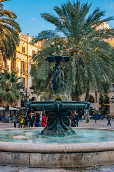 Kašna Palm Stromy Placa Reial Gotické Čtvrti Barcelona Španělsko — Stock fotografie