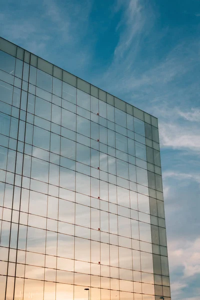 Edifício Vidro Moderno Reflete Pôr Sol Barcelona Espanha — Fotografia de Stock